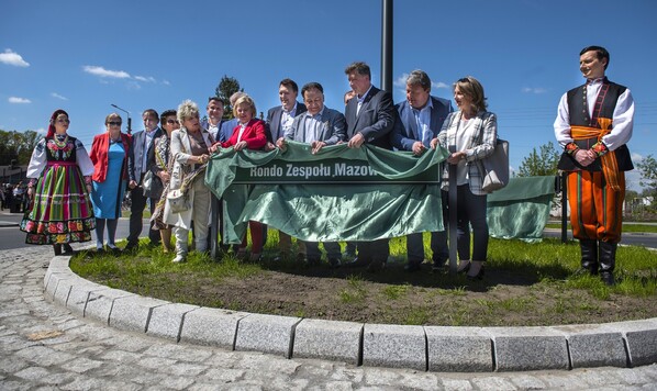 Odsłonięcie tabliczki z napisem Rondo Zespołu Mazowsze