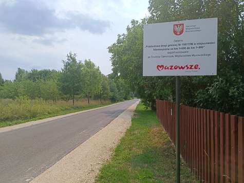 Widok przebudowanej drogi gminnej (z prawej strony tablica informacyjna)