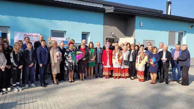 Zdjęcie grupowe wszystkich uczestniczących w otwarciu stacji