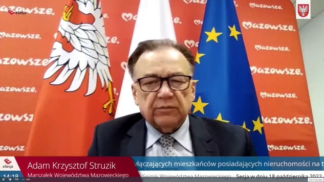 Kadr z monitora podczas wypowiedzi marszałka Adama Struzika. W tle flagi Mazowsza Polski i Unii Europejskiej.