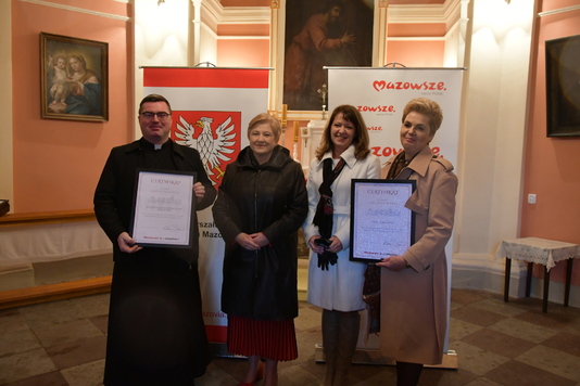 Członkinie zarządu województwa mazowieckiego Elżbieta Lanc i Janina Ewa Orzełowska z proboszczem parafii pw. Św. Izydora w Ruskowie oraz właścicielką pałacu w Mężeninie