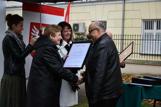 Janina Ewa Orzełowska i Elżbieta Lanc gratulują proboszczowi parafia Rzymskokatolickiej pw. św. Stanisława BM w Czerwonce Liwskiej