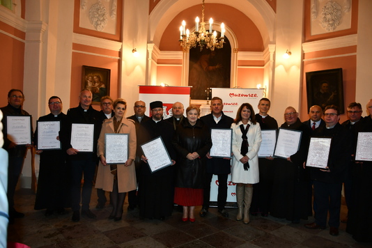 Beneficjenci wsparcia na renowację zabytków z subregionu siedleckiego z członkiniami zarządu województwa mazowieckiego w kaplicy Ogińskich w Siedlcach 