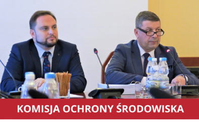 Obok siebie siedzą Od prawej: przewodniczący Komisji Ochrony Środowiska Mirosław Augustyniak (klub radnych PSL), wiceprzewodniczący Komisji Ochrony Środowiska (klub radnych Koalicja Obywatelska).