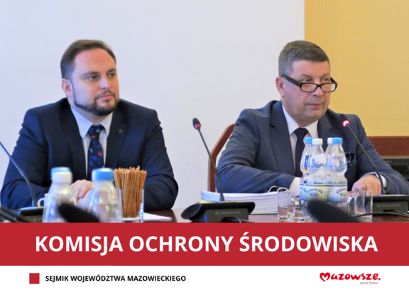 Obok siebie siedzą Od prawej: przewodniczący Komisji Ochrony Środowiska Mirosław Augustyniak (klub radnych PSL), wiceprzewodniczący Komisji Ochrony Środowiska (klub radnych Koalicja Obywatelska).