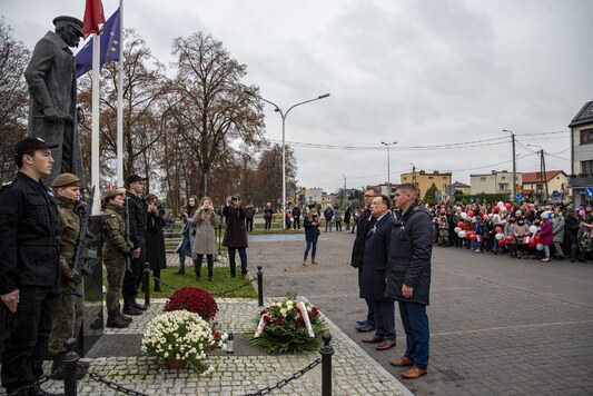 Delegacja samorządowców składa wieniec przed pomnikiem Józefa Piłsudskiego 