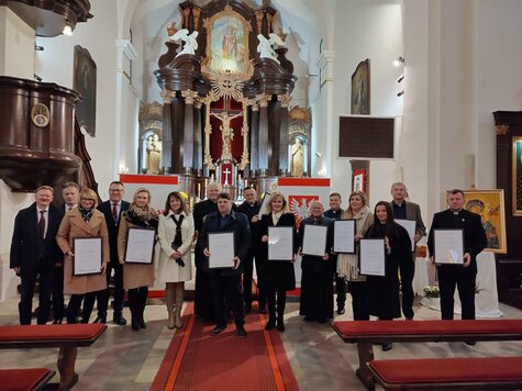 Beneficjenci z subregionu ostrołęckiego z Janiną Ewą Orzełowską członkinią zarządu województwa mazowieckiego 