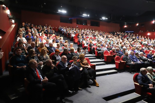 Wypełniona widownia w teatrze