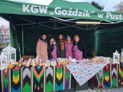 Orzełowska pozuje do zdjęcia na stoisku KGW