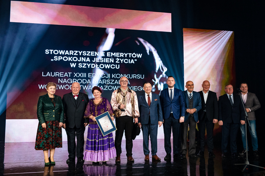 Marszałek i Elżbieta Lanc pozują do zdjęcia z laureatami - stowarzyszeniem 