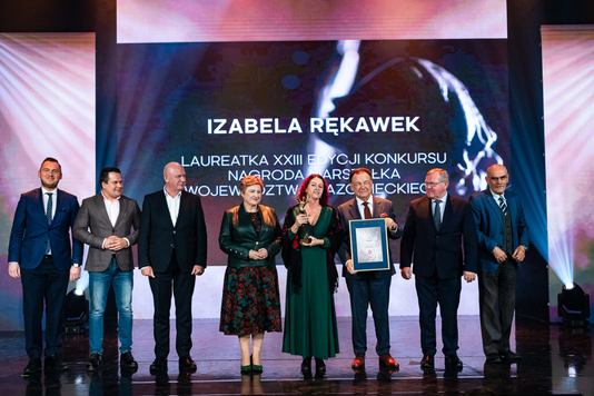 Marszałek i Elżbieta Lanc pozują do zdjęcia z laureatką - Izabelą Rękawek