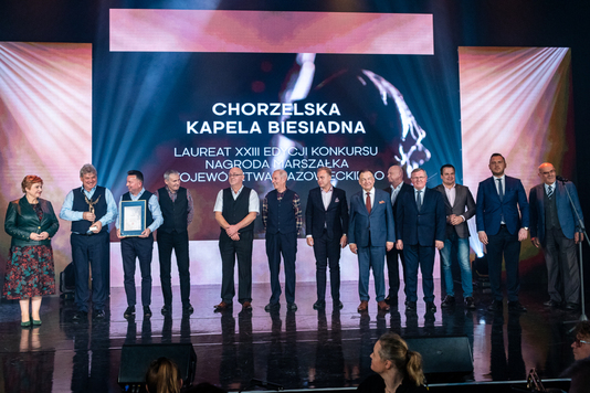 Marszałek i Elżbieta Lanc pozują do zdjęcia z laureatami - Chorzelską kapelą biesiadną