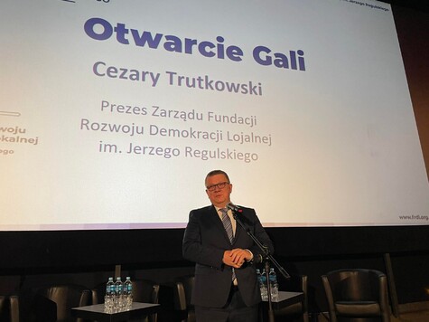 Prezes fundacji przemawia 