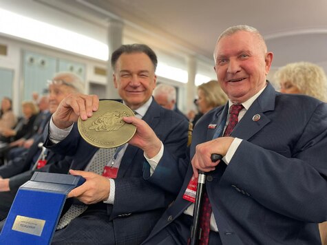 Marszałek Struzik prezentuje medal okolicznościowy