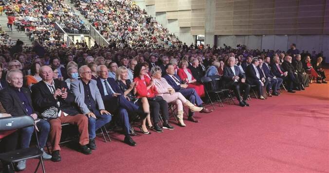 Uroczyste otwarcie hali widowiskowo-sportowej, widok na gości.