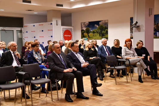 Uczestnicy spotkania. W pierwszym rzędzie marszałek i dyrektor Krusiewicz