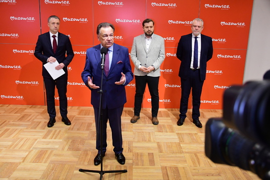  Na pierwszym planie marszałek Adam Struzik, w tle przewodniczący Sejmiku Województwa Mazowieckiego Ludwik Rakowski, radny województwa Krzysztof Grzegorz Strzałkowski oraz dyrektorMarcin Podgórski podczas konferecnji prasowej 