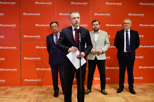 Na pierwszym planie przewodniczący sejmiku Ludwik Rakowski w tle marszałek Adam Struzik, radny województwa Krzysztof Grzegorz Strzalkowski oraz dyrektor Marcin Podgórski 