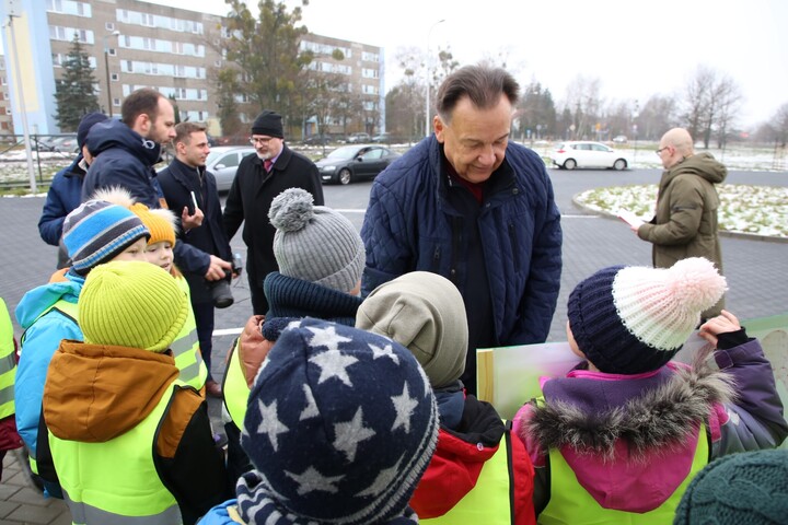 Marszałek Struzik wita się z dziećmi