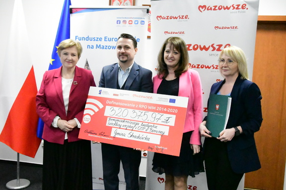 Elżbieta Lanc i Janina Ewa Orzełowska z beneficjentami