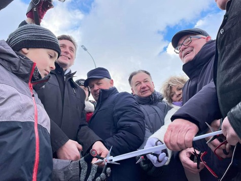 Adam Struzik i burmistrz Grodziska wśród tłumu ludzi