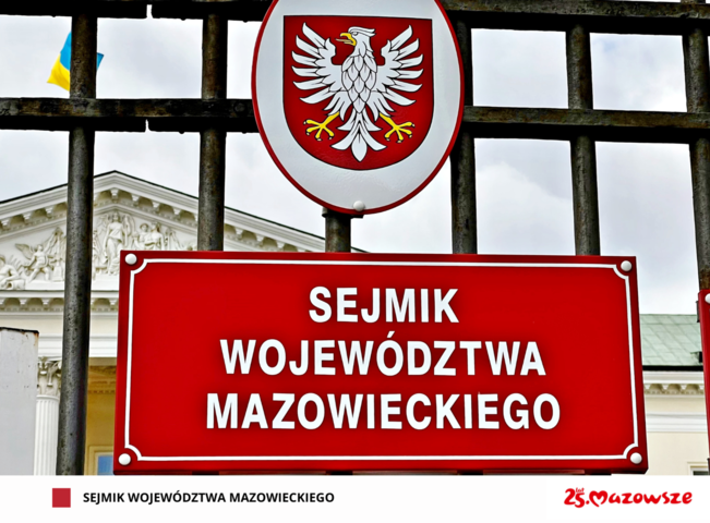 Brama do budynku sejmiku z godłem Mazowsza