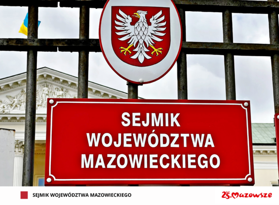 Brama do budynku sejmiku z godłem Mazowsza