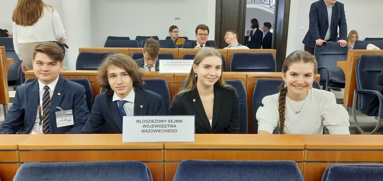 Filip Małek, Józef Pietrala, Marcelina Maciąg, Julia Prus - delegacja MSWM siedząca na miejscach senatorów w Senacie Rzeczypospolitej Polskiej