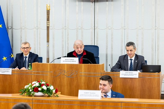 Marek Kamiński - wicemarszałek senatu przemawiąjący na rozpoczęciu obrad z udziałem MSWM