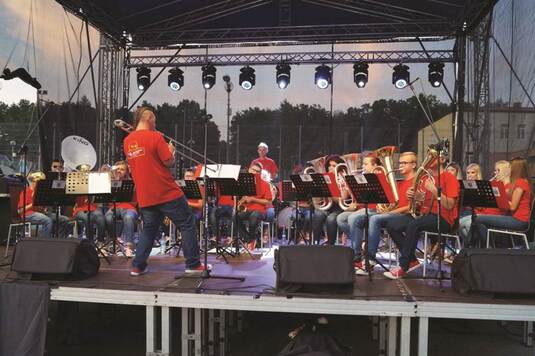 Orkiestra występująca na scenie. 