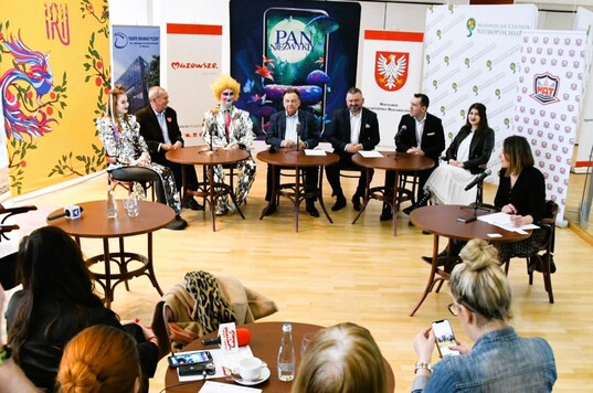 Uczestnicy konferencji zapowiadającej musical Pan Niezwykły