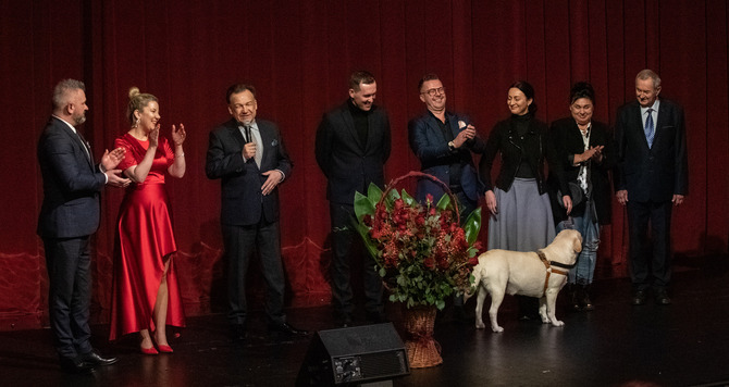 Marszałek Adam Struzik przemawia na scenie. Obok niego stoją przedstawiciele teatru