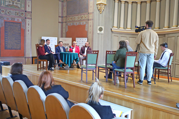 Widok na uczestników konferencji prasowej z daleka.