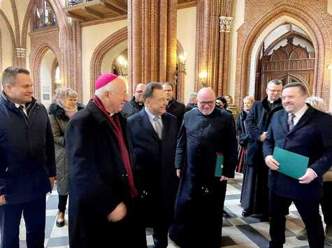 Marszałek Adam Struzik, radny Mirosław Orliński oraz przedstawiciele parafii