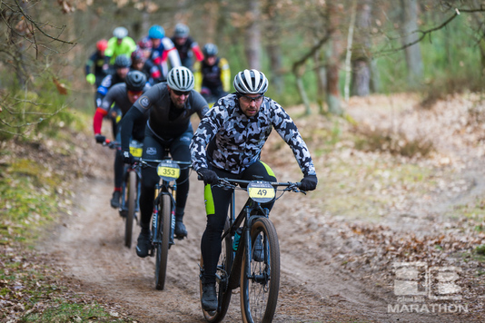 peleton kolarzy w pościgu na trasie przez Lasy Legionowskie 