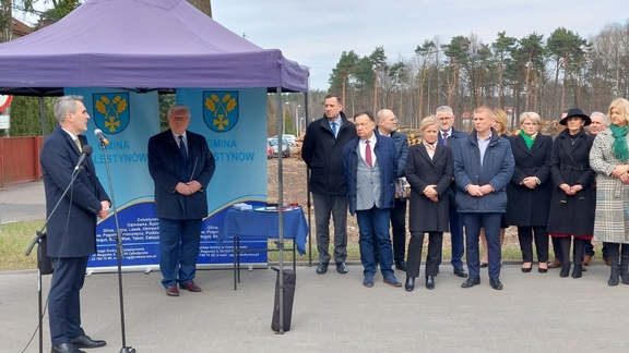 Marszałek Struzik i przedstawiciele władz gminnych i powiatowych słuchają wystąpienia wójta