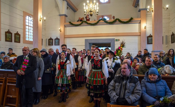 Wnętrze kościoła z uczestnikami liturgii