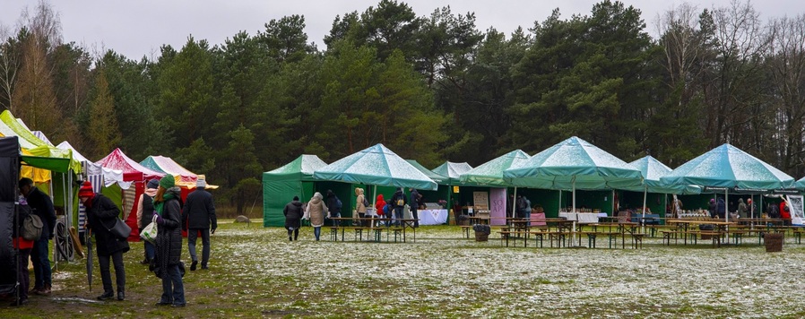 Przyprószone śniegiem stoiska kiermaszowe