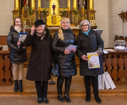 Laureatki konkursu przed ołtarzem