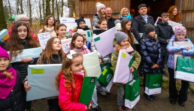 Laureaci konkursu z biskupem