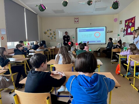 Zajęcia w klasie. uczniowie oglądają prezentację