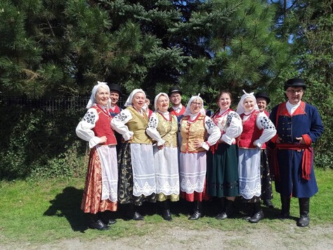 Członkowie zespołu folklorystycznego w strojach ludowych.