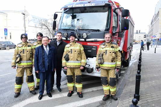 Mrszałek Adam Struzik ze strażakami i nowym wozem gażniczym