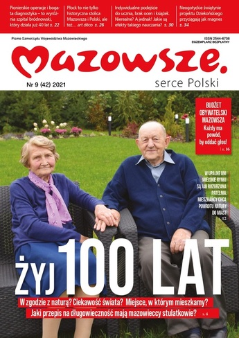 Starsze małżeństwo siedzi w ogrodzie na ławeczce. Uśmiechają się