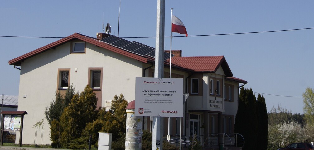 Słup z oświetleniem na rondzie w miejscowości Paprotnia