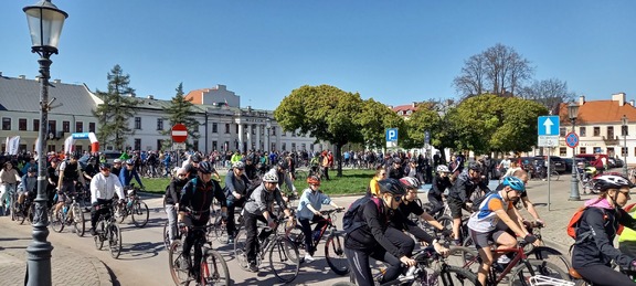 Rowerzyści jadą jedną z ulic Radomia