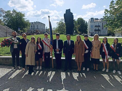 delegacja i poczet sztandarowy stoi przy pomniku Władysława Broniewskiego