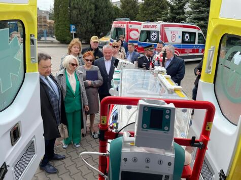 zaproszeni goście oglądają wnętrze ambulansu