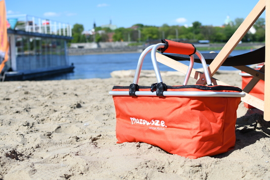 Koszyk turystyczny na wiślanej plaży