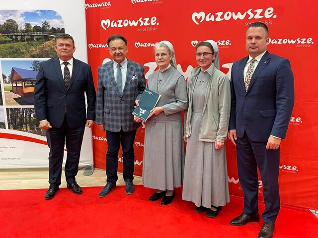 Siostry zakonne w szarych habitach w towarzystwie marszałka Adama Struzika, radnego województwa Mirosława Adama Orlińskiego oraz dyrektora MCPS Aleksandra Kornatowskiego